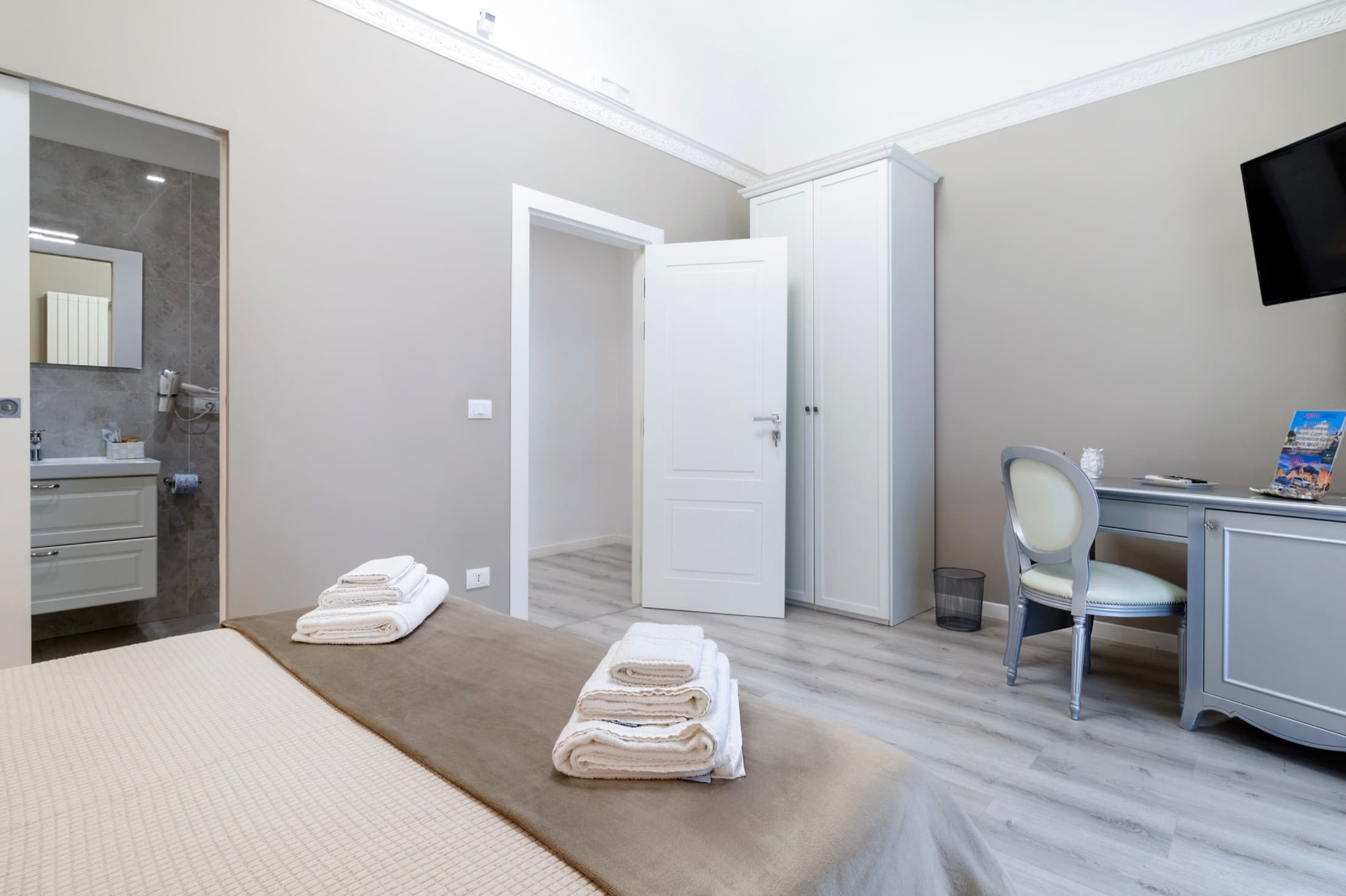 Deluxe Double Room with Balcony 2