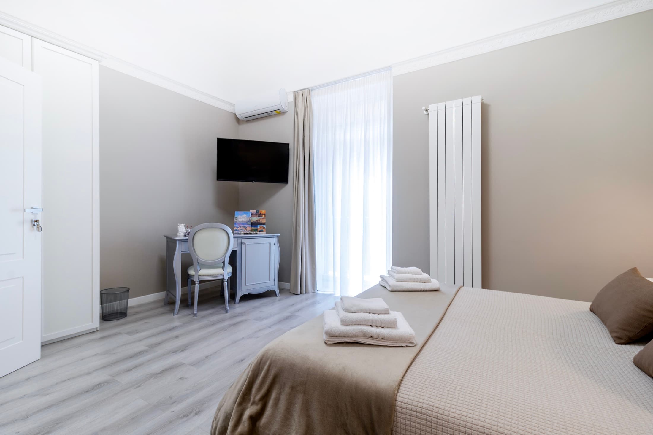 Deluxe Double Room with Balcony 3